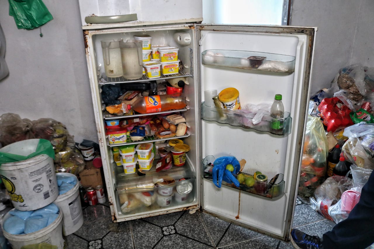 Mais de quatro toneladas de produtos estragados são apreendidos em Manaus