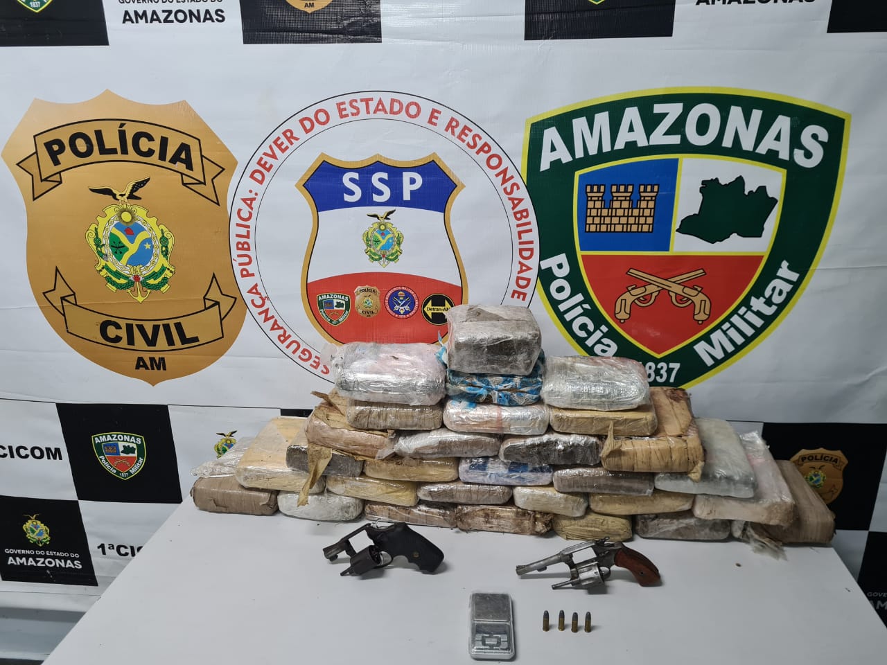 Homem é preso com armas e 30 kg de maconha em Manaus