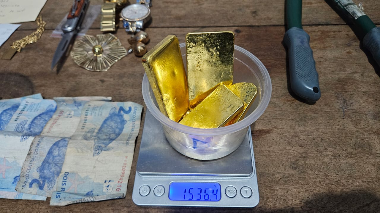 Dupla é presa com 2 kg de ouro nas proximidades do aeroporto de Japurá