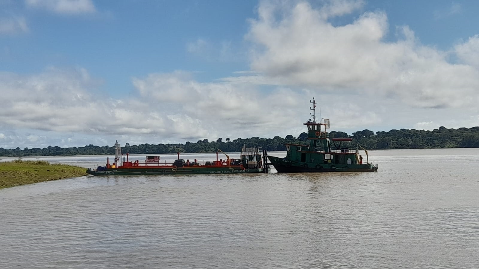 Balsa com 150 mil litros de óleo diesel é apreendida no Amazonas