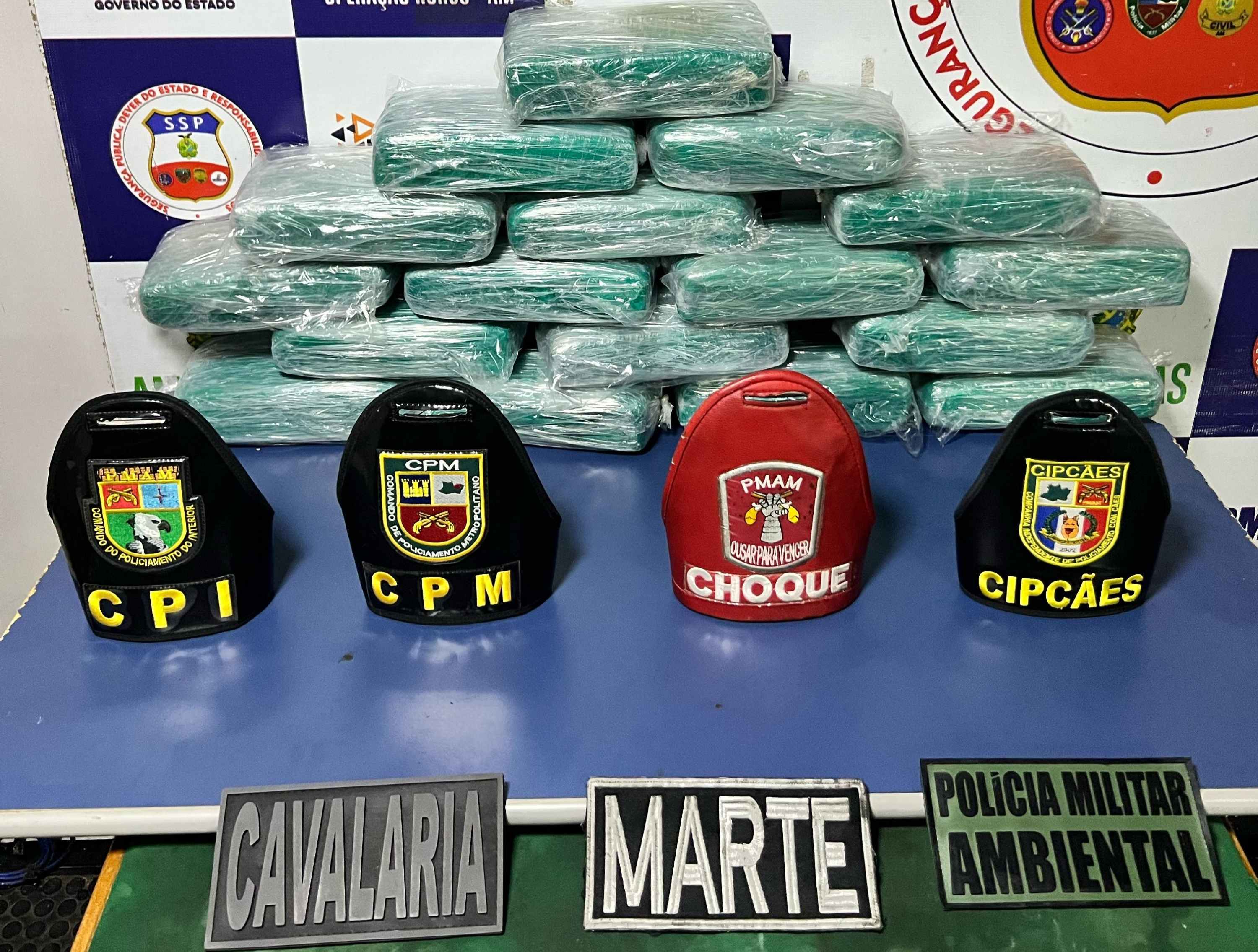 PM apreende 17 kg de drogas escondidas em mala em barco no Amazonas 