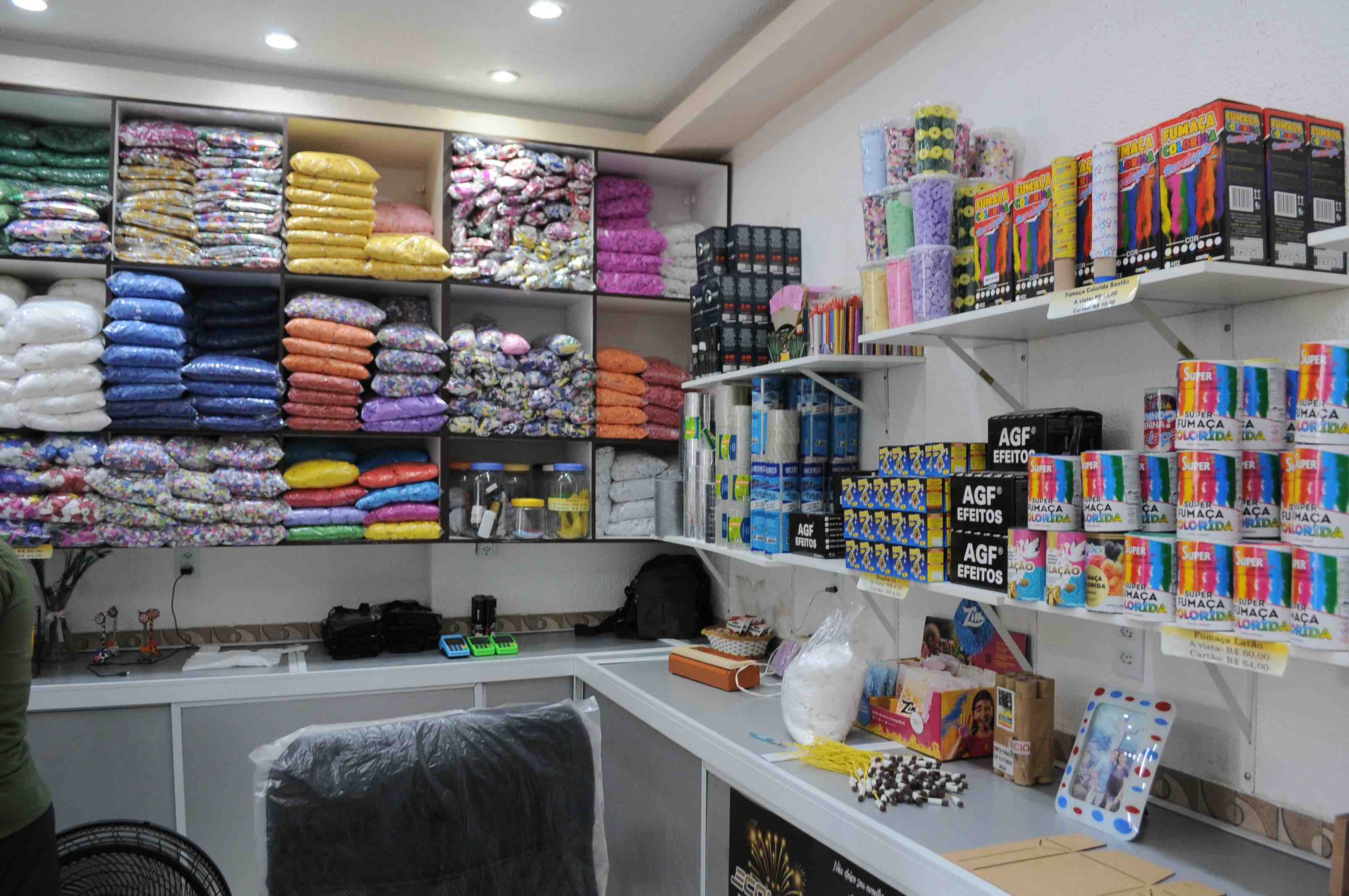 Lojas de fogos de artifício são fiscalizadas em Manaus