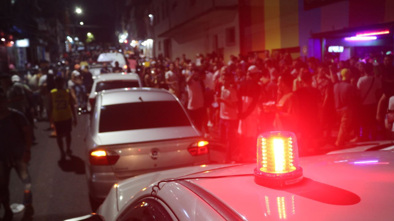 Fiscalização fecha bares por irregularidades e aglomeração em Manaus