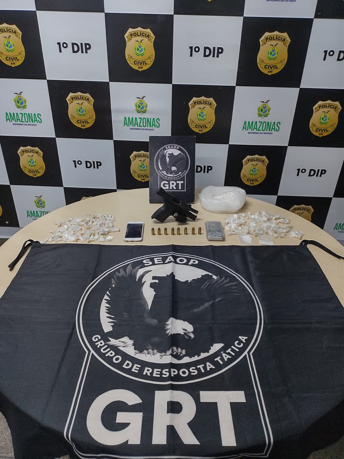 Homem e adolescente são detidos com drogas e pistola em beco em Manaus