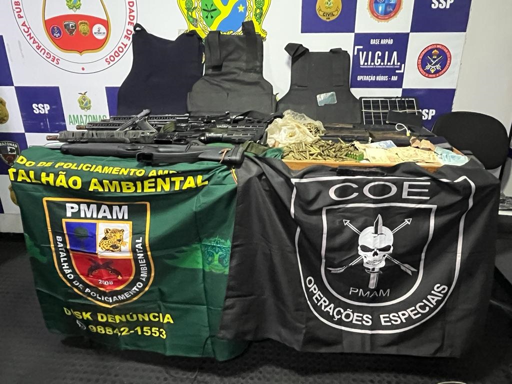 Armas de guerra transportadas em canoa são apreendidas no Amazonas