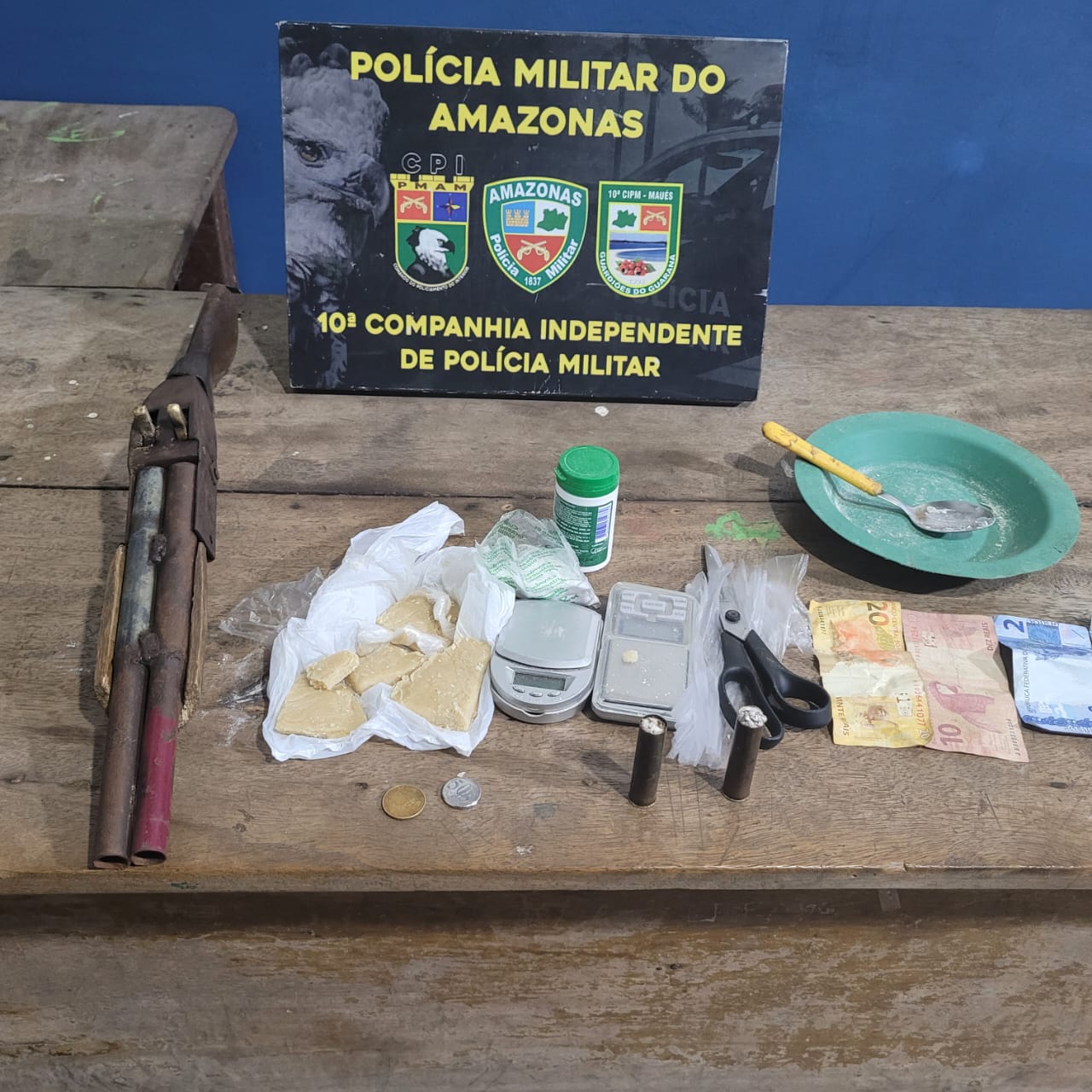 Trio é preso com cocaína e arma no Amazonas