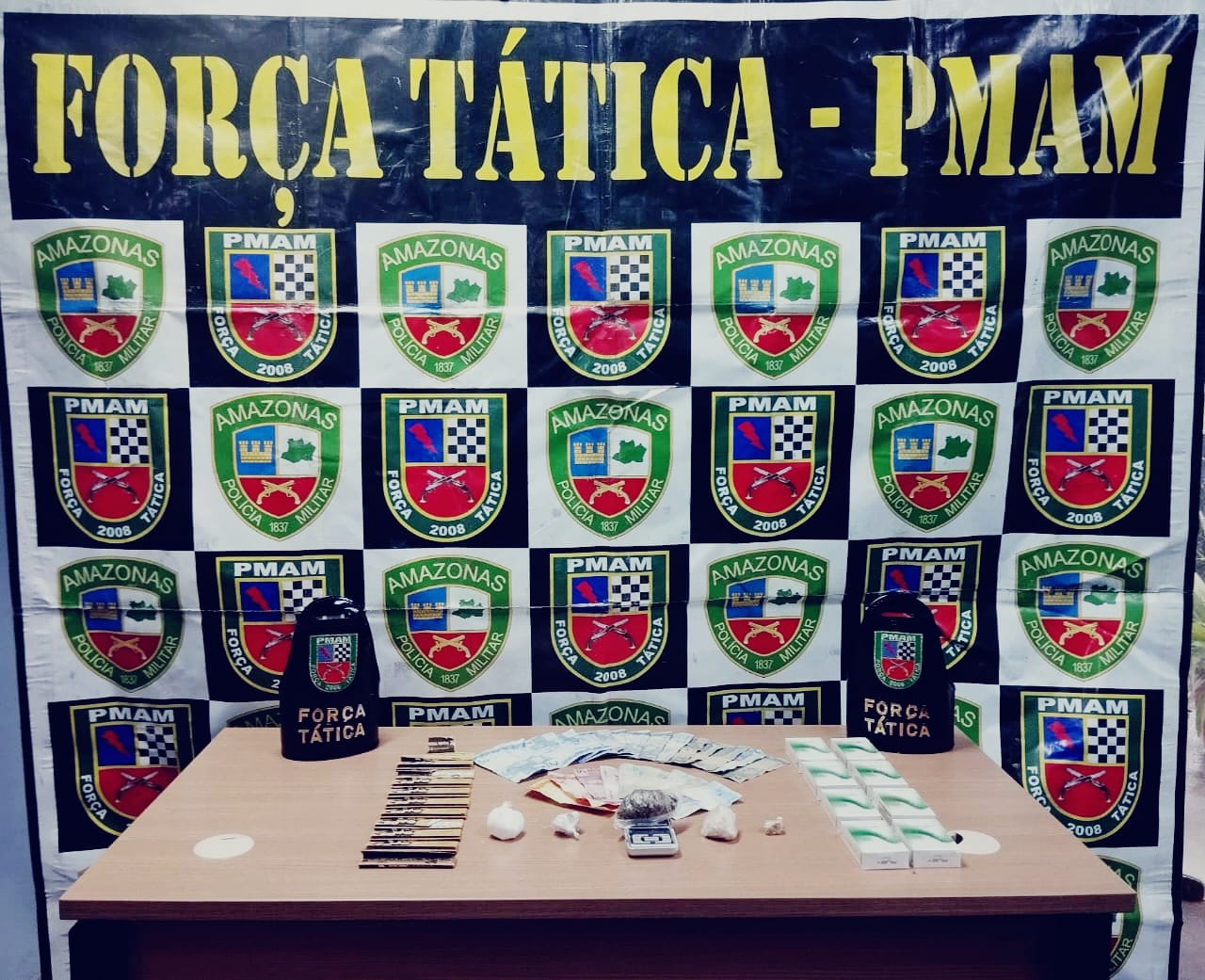 Homem é preso com arma e adolescente é apreendido em Parintins