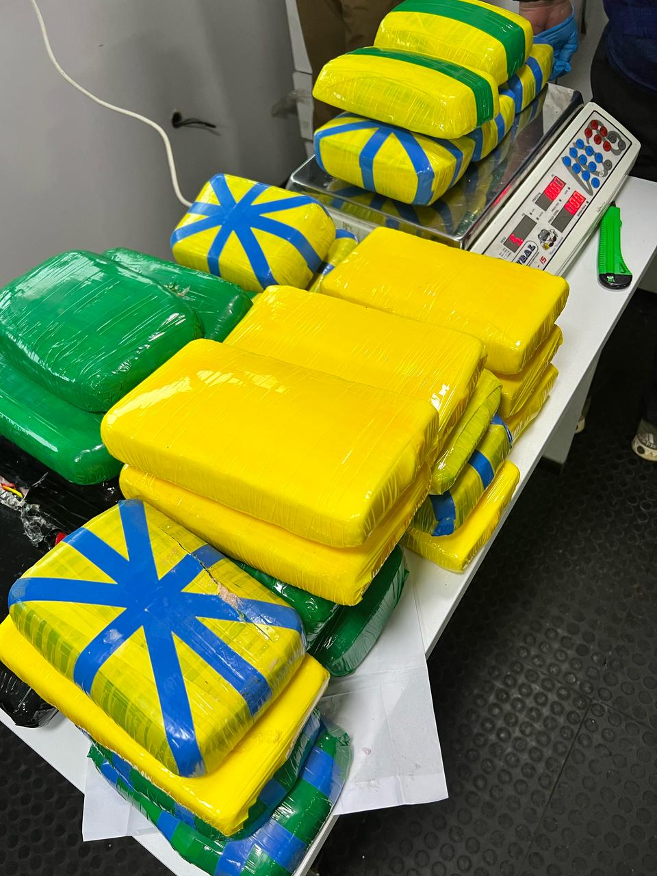 Peruano é preso com 38kg de drogas escondidos em bolsa em barco no Amazonas