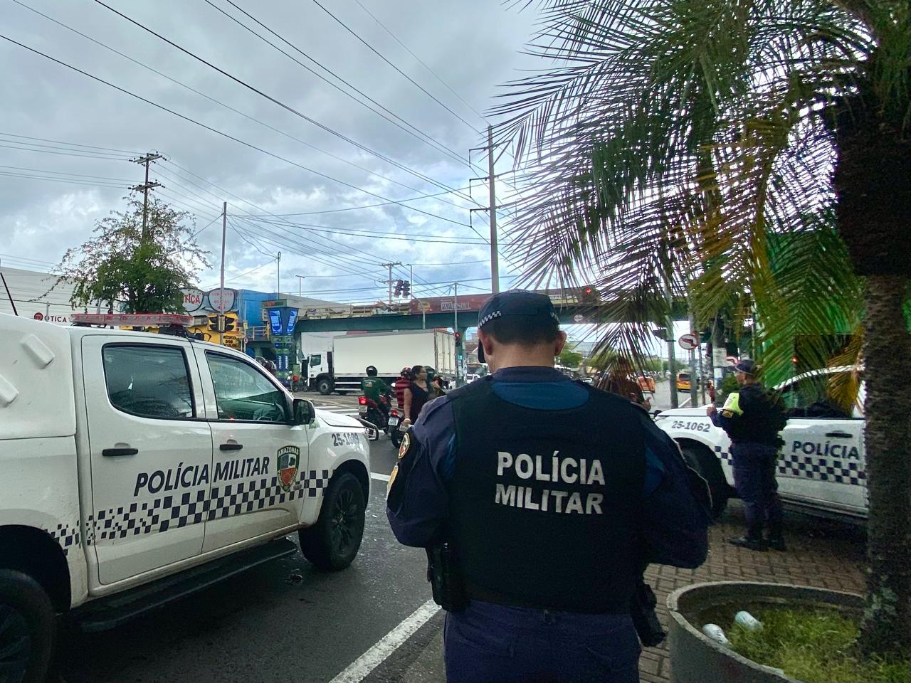 Câmeras do paredão flagram assassino e traficantes no meio da rua em Manaus