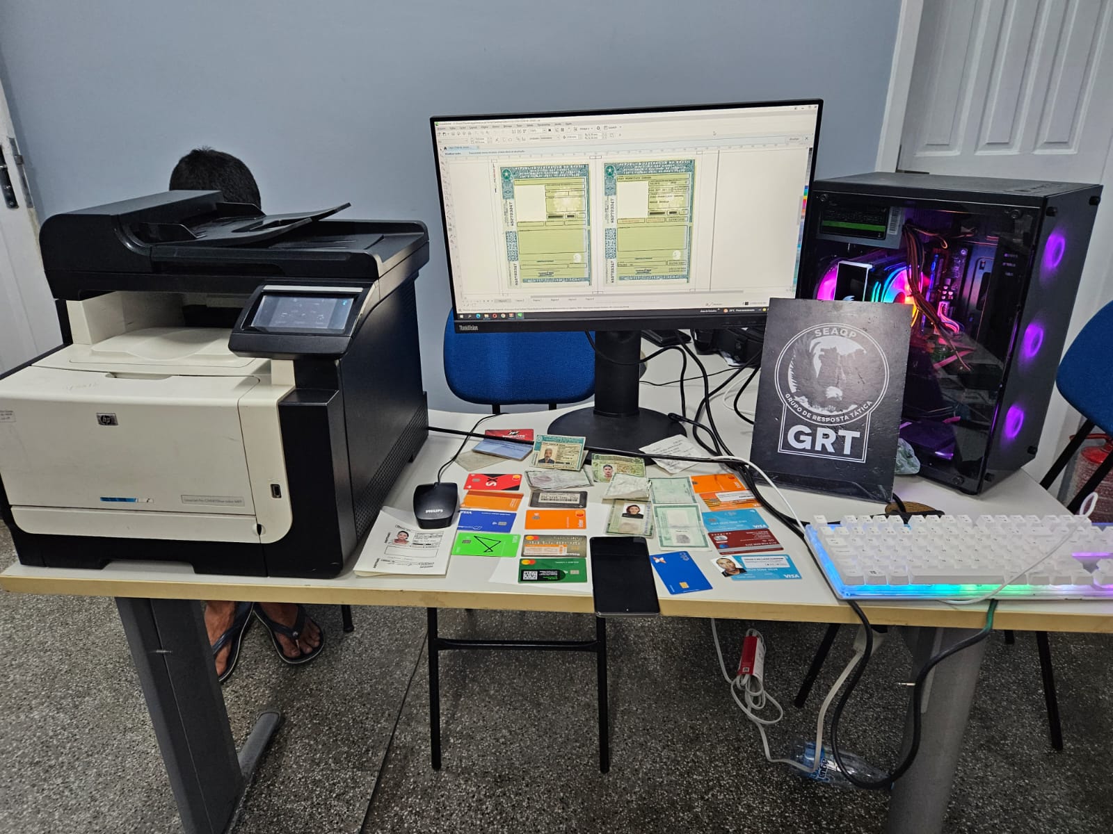 Homem é preso suspeito de falsificar documentos para criminosos em Manaus