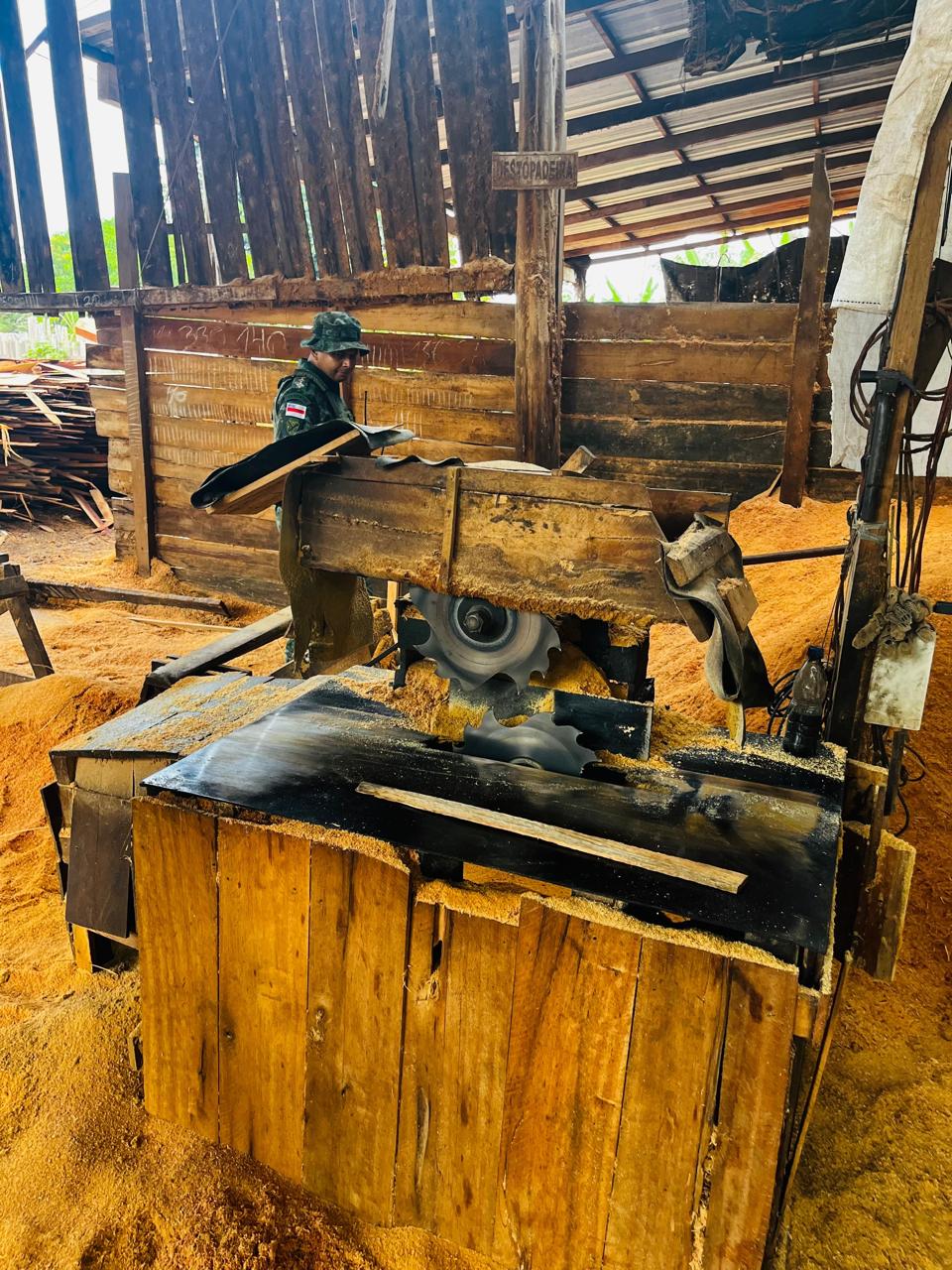 Operação fecha serrarias clandestinas em Manacapuru