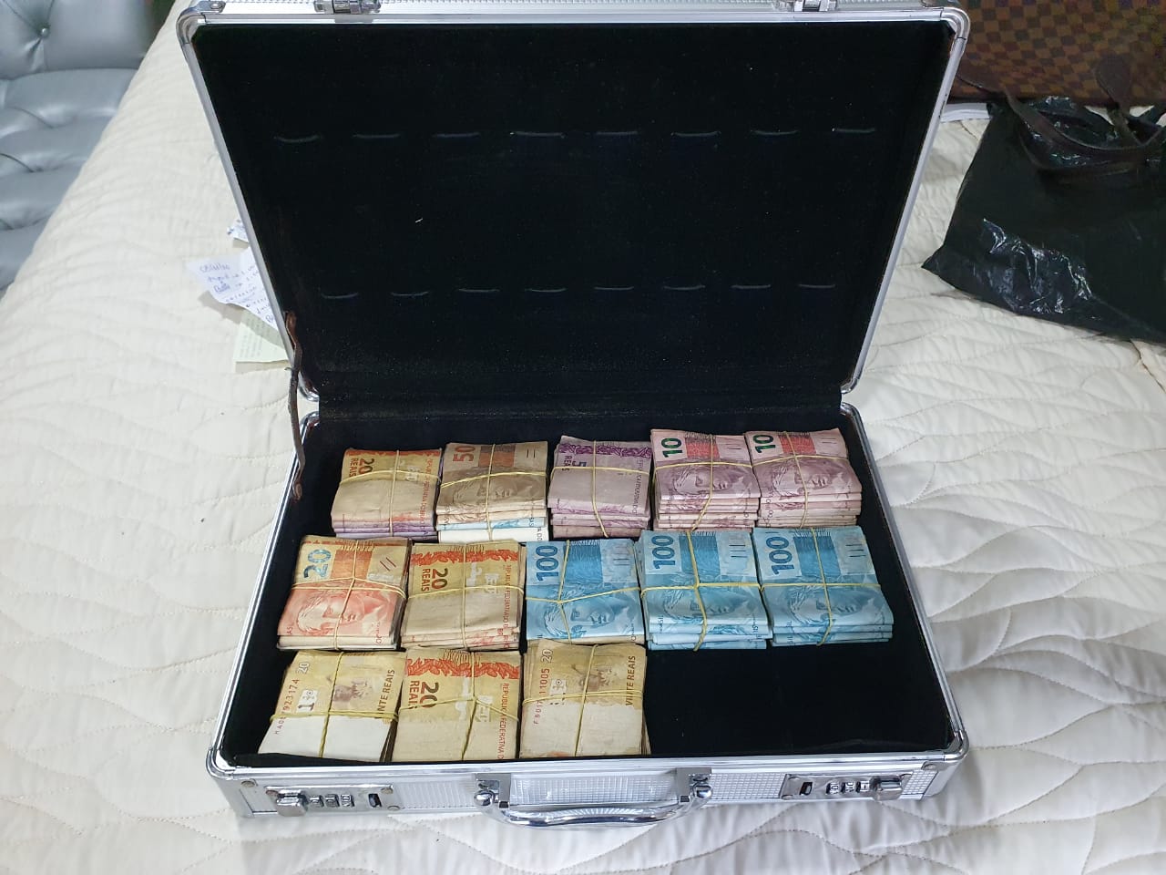 Acusado de homicídios e mulher com R$24 mil do tráfico são presos em Manaus