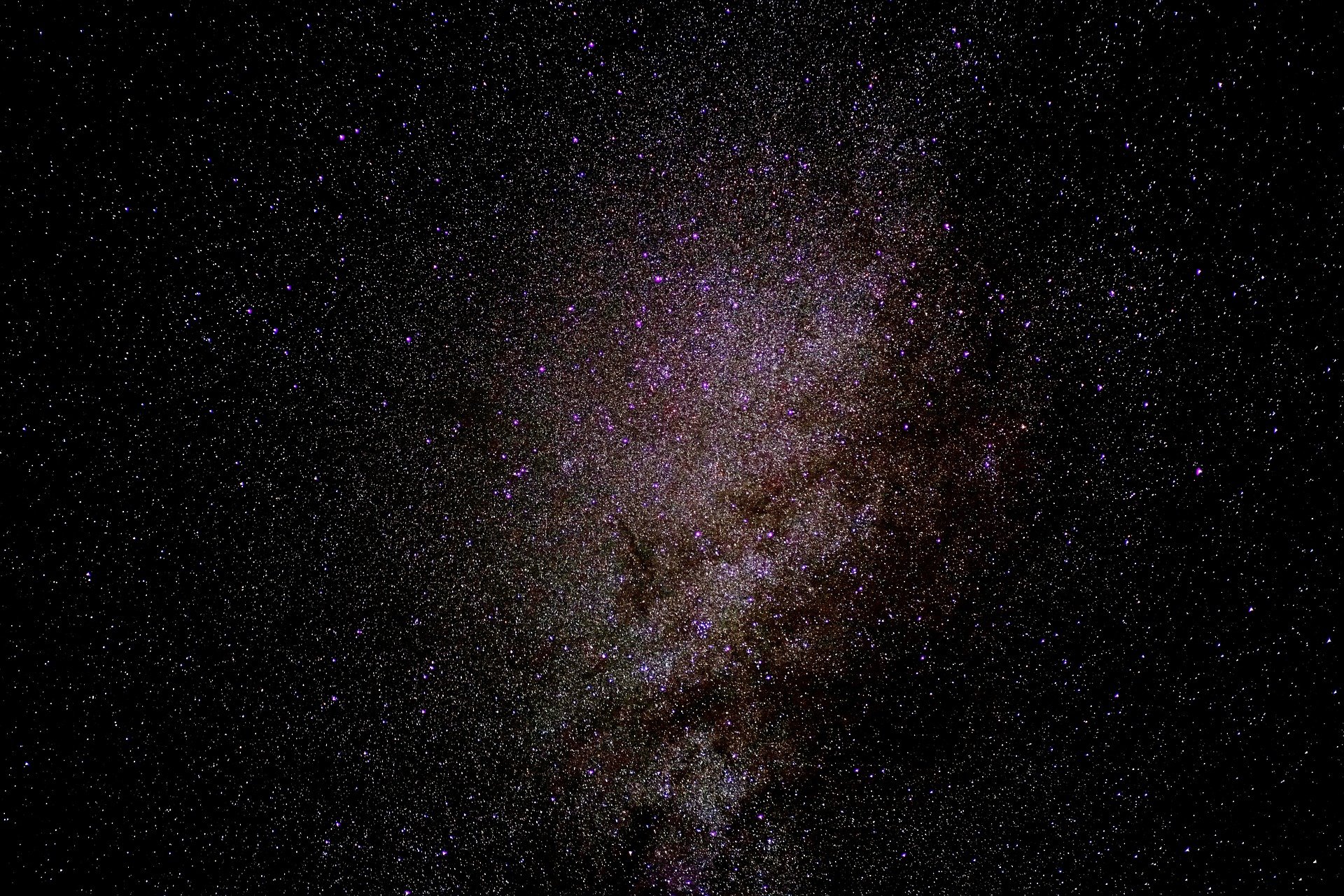 Aglomerado de estrelas é composto por mais de 100 buracos negros 