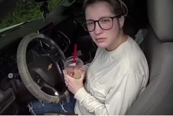 Bebê morre queimado após mãe esquecer secador ligado enquanto aquecia criança