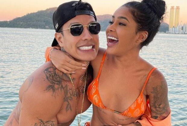 Em A Fazenda, Sthe comemora aniversário de namoro que não existe mais