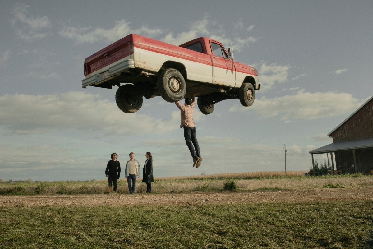 'Superman e Lois' se conhecem em nova cena divulgada da série; assista
