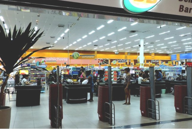 Homem é preso após tentar obrigar ex-esposa a furtar supermercado em Manaus