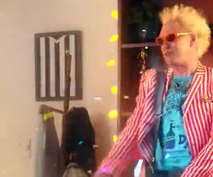 Mano Brown e Supla visitam velório de Pelé durante a madrugada