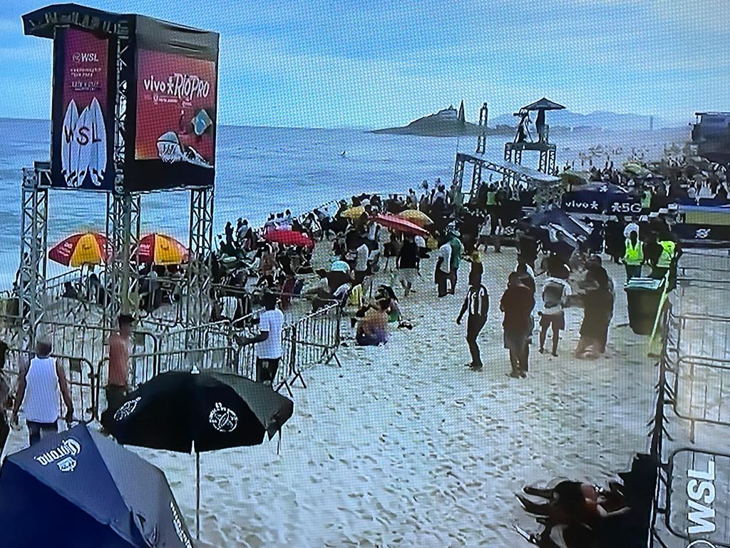 Dias sem surfe em Saquarema têm Ítalo na altinha e Medina no frescobol