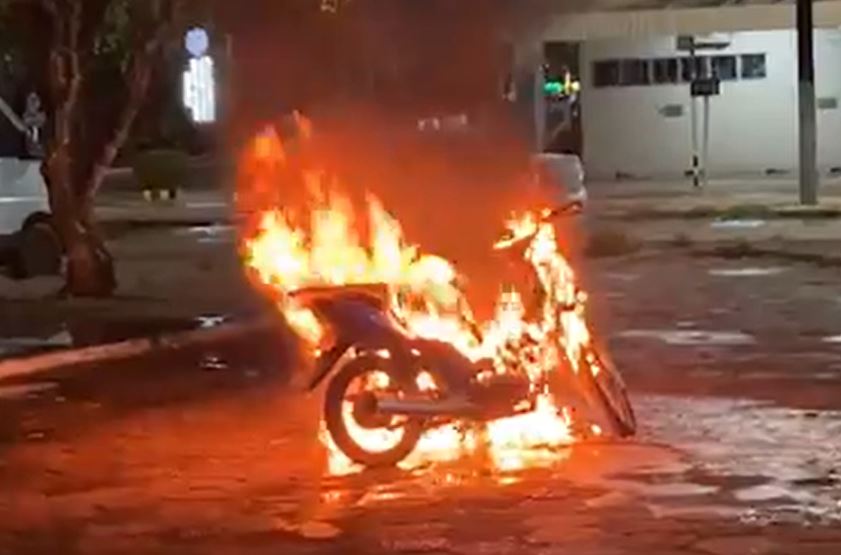 Motocicleta é consumida após pegar fogo na rodoviária de Itacoatiara