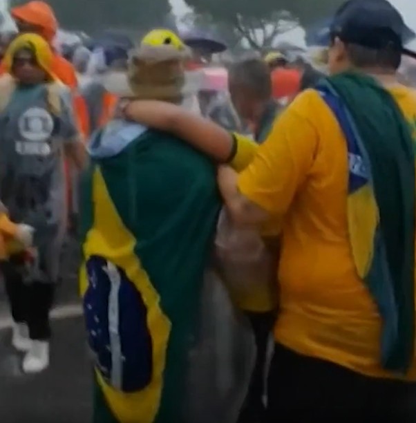 Sobe para 89 o número de pessoas atingidas por raio em ato pró-Bolsonaro