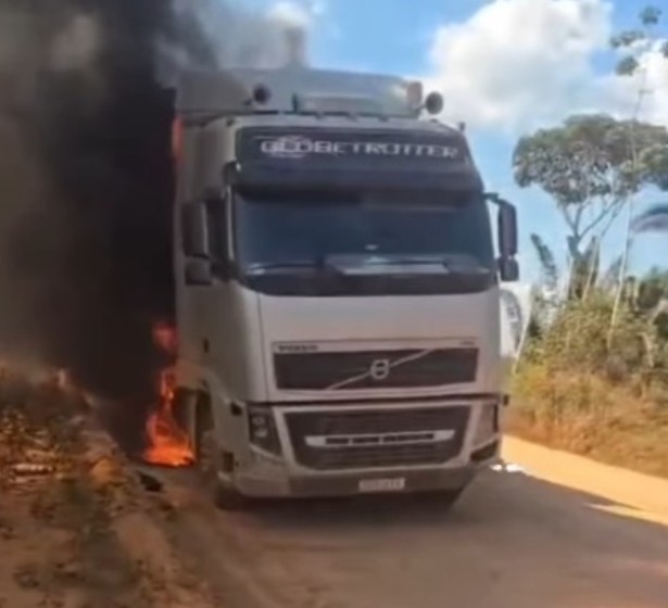 Carreta pega fogo no meio da BR-319 e por pouco não explode