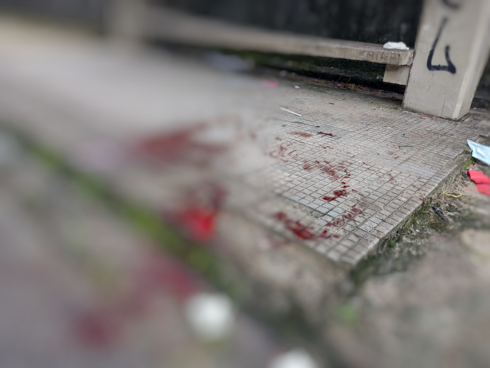 Homem é espancado, esfaqueado e deixado para morrer em avenida de Manaus