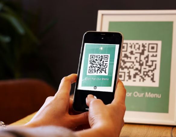 'Fofinha do Pix' é presa após roubar mais de 15 mil com golpes em Manaus