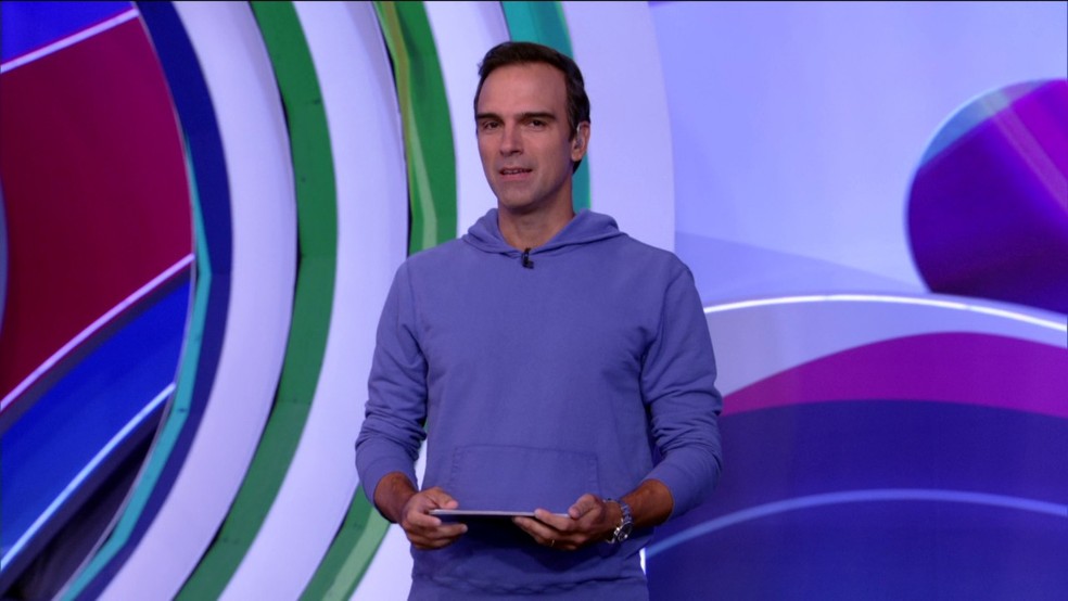 Tadeu Schmidt é elogiado por primeiro discurso de eliminação do BBB 22