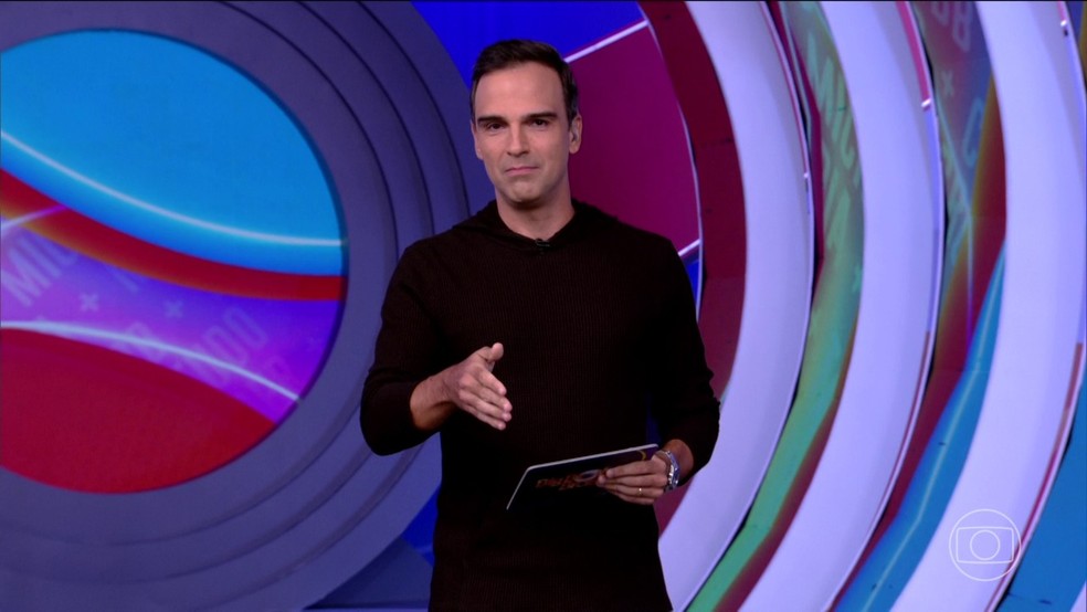 Tadeu Schmidt faz mistério sobre anotações durante jogo da discórdia
