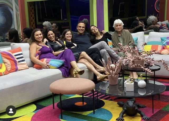 Tadeu Schmidt leva família para conhecer a casa do 'BBB 22'