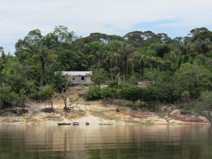Bombeiros retomam buscas por bebê desaparecido em naufrágio em Manaus