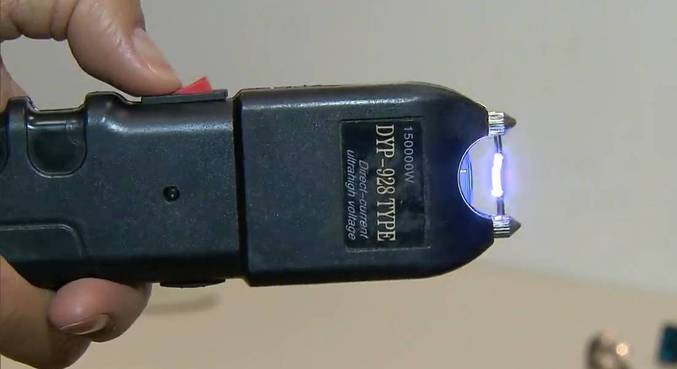 Trio é preso arma de choque, facas e drogas no Amazonas