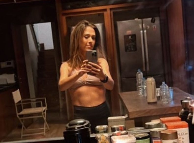 Tatá Werneck exibe tanquinho trincado em foto: ‘mostrar que estou malhando’