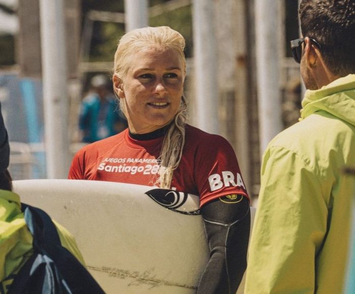 Tati Weston-Webb conquista ouro e salva dia do surfe brasileiro