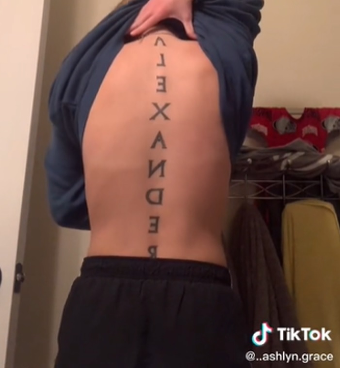 Jovem faz tatuagem gigante com o nome do namorado e termina 1 semana depois