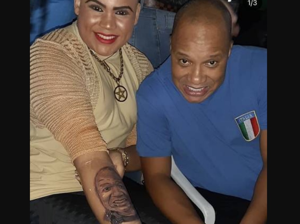 Mc que acusa vocalista do Molejo de estupro explica tatuagem: ‘pacto’ 