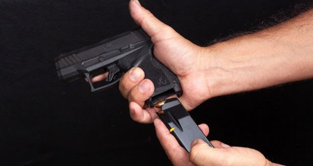 Investigador da PC é vítima de criminosos e tem arma roubada em Manaus