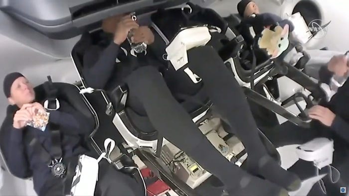 Astronautas levam Baby Yoda ‘de volta’ ao espaço em missão da NASA; entenda