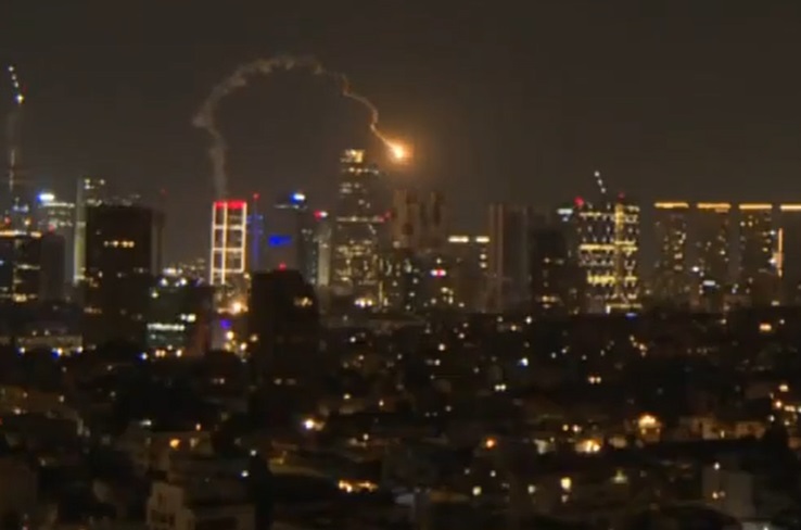 Após TV estatal ser atingida, Irã lança nova onda de mísseis contra Israel