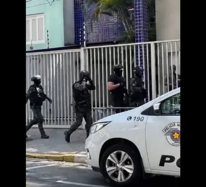 Armado com faca, marido faz esposa refém dentro de apartamento