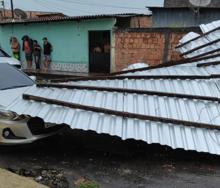 Telhado é arrancado durante temporal e desaba sobre carros em Manaus