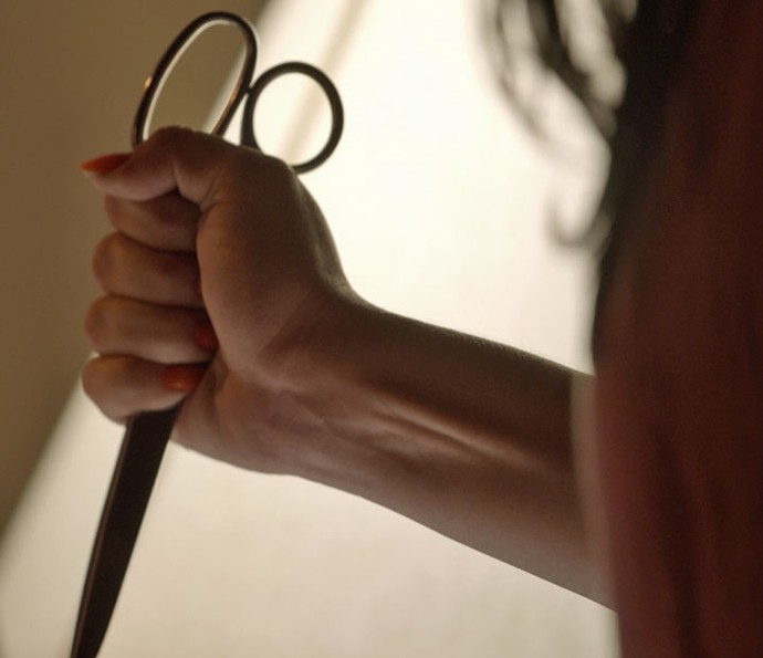 Com tesoura na mão, mulher é achada morta dentro de casa em Manaus