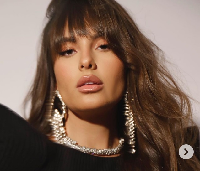 Ex-BBB Thais abre o jogo sobre esconder a testa com franja