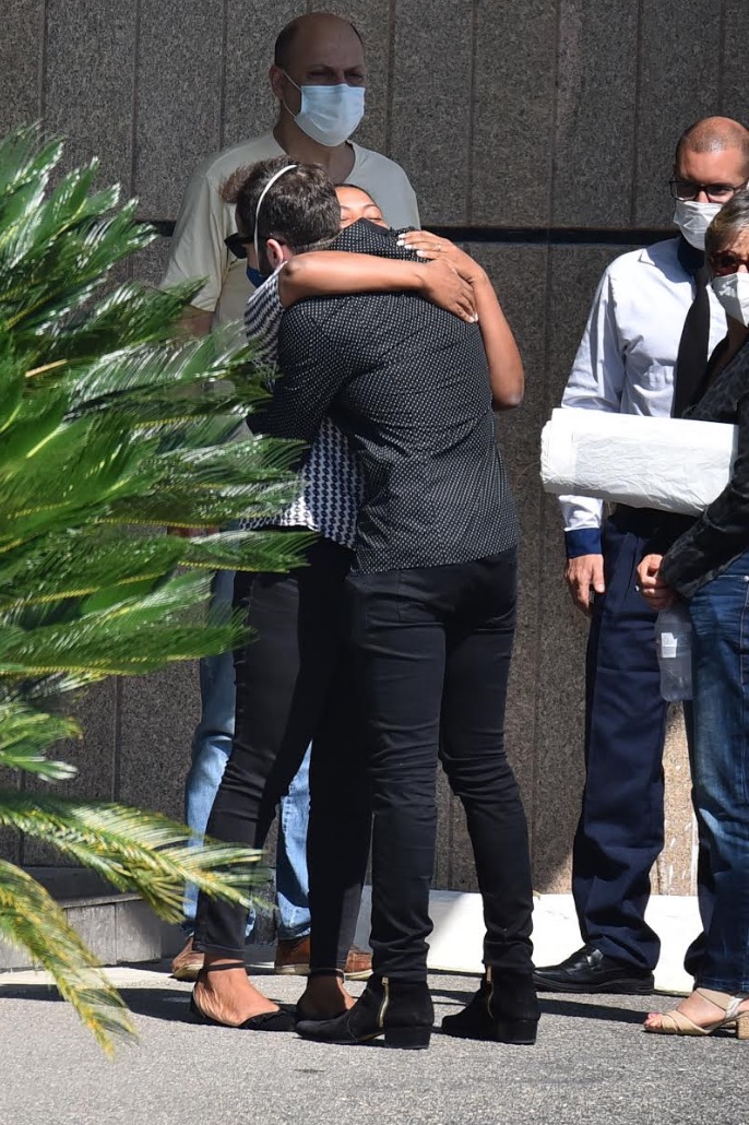 Marido de Paulo Gustavo, família e amigos chegam para a cremação