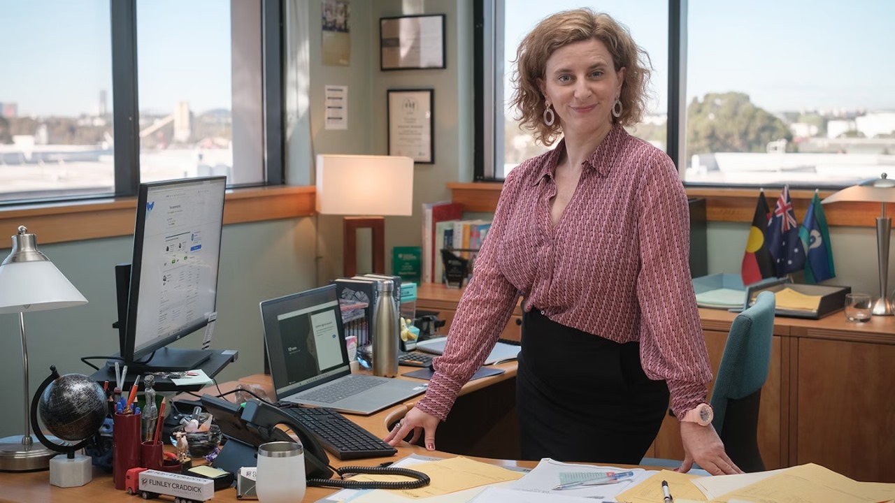 Com protagonista feminina, versão australiana de The Office ganha trailer