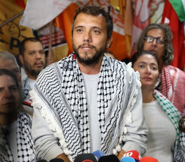 Brasileiros de flotilha presos por Israel dizem ter sido torturados