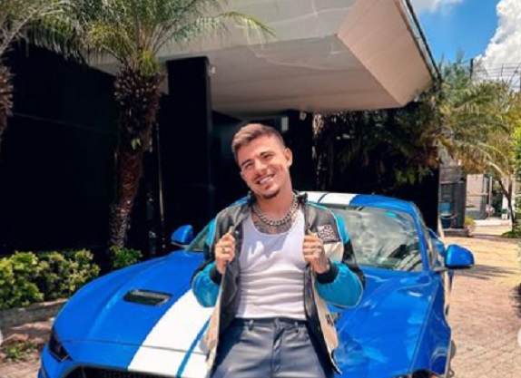 Thomaz Costa mostra pên1s em foto explícita no Instagram