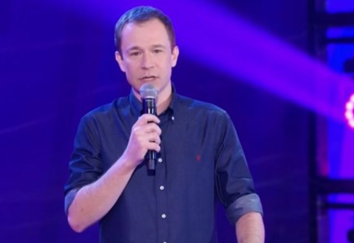 Tiago Leifert fala sobre Faustão na abertura do Super Dança dos Famosos 