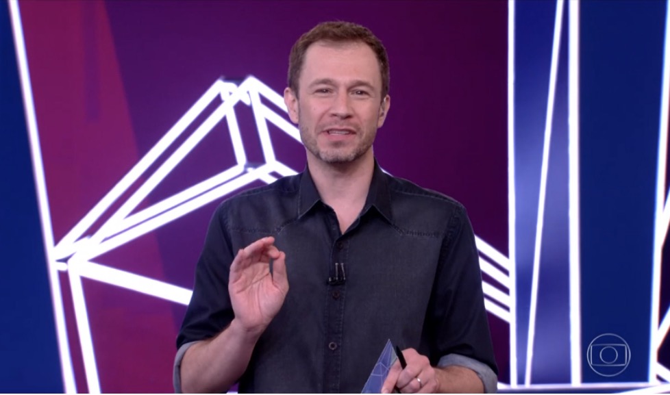 BBB21: Tiago Leifert faz imitação perfeita de Karol Conká e bomba na web